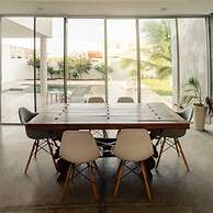 Breathtaking Beach Villa, Feel the Inviting Vibe!