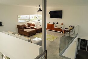 Breathtaking Beach Villa, Feel the Inviting Vibe!