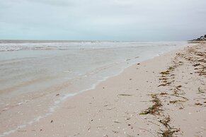 Brand NEW Condo for 6, 1 Block From the Beach, AC!