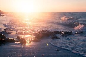 Brand NEW Condo for 6, 1 Block From the Beach, AC!