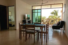 Brand NEW Condo for 6, 1 Block From the Beach, AC!