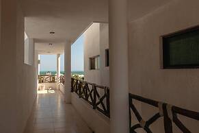 Brand NEW Condo for 6, 1 Block From the Beach, AC!