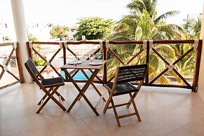 Brand NEW Condo for 6, 1 Block From the Beach, AC!