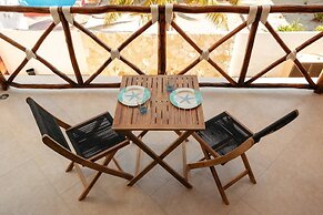 Brand NEW Condo for 6, 1 Block From the Beach, AC!