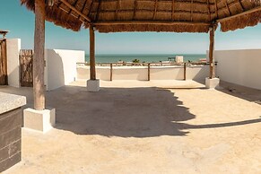 Brand NEW Condo for 6, 1 Block From the Beach, AC!