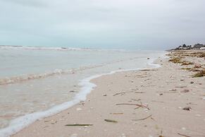 Brand NEW Condo for 6, 1 Block From the Beach, AC!