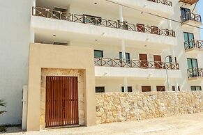 Brand NEW Condo for 6, 1 Block From the Beach, AC!