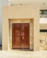 Brand NEW Condo for 6, 1 Block From the Beach, AC!