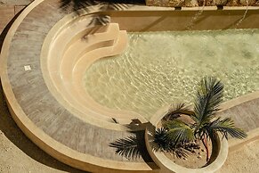 Brand NEW Condo for 6, 1 Block From the Beach, AC!