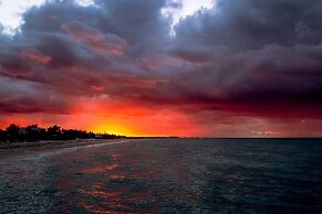 Brand NEW Condo for 6, 1 Block From the Beach, AC!