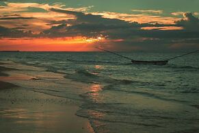 Brand NEW Condo for 6, 1 Block From the Beach, AC!