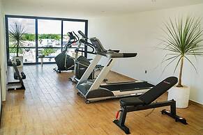 2BR With Rooftop Pool in Great Location! A/c!