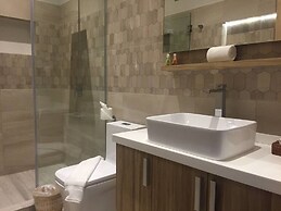 2BR With Rooftop Pool in Great Location! A/c!