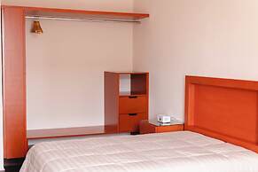 La Lola Hotel & Suites