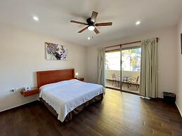 La Lola Hotel & Suites