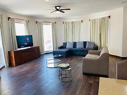 La Lola Hotel & Suites