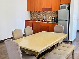 La Lola Hotel & Suites