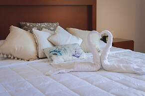 La Lola Hotel & Suites