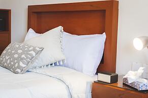 La Lola Hotel & Suites