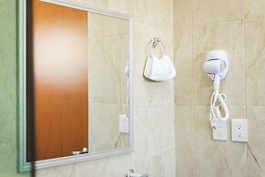 La Lola Hotel & Suites