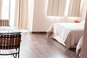 La Lola Hotel & Suites