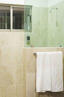 La Lola Hotel & Suites