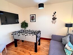 Detached Farmhouse 4 Bed/sleeps 9, Mountain Views!