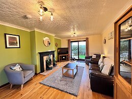 4 Bedroom Detached Farmhouse Mountain Views