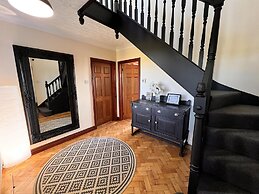 4 Bedroom Detached Farmhouse Mountain Views