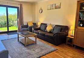 Detached Farmhouse 4 Bed/sleeps 9, Mountain Views!