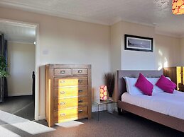 4 Bedroom Detached Farmhouse Mountain Views