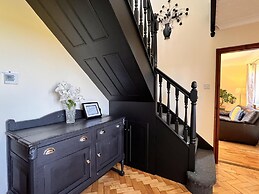 4 Bedroom Detached Farmhouse Mountain Views