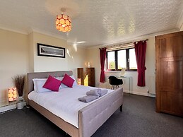 4 Bedroom Detached Farmhouse Mountain Views