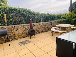 Detached Farmhouse 4 Bed/sleeps 9, Mountain Views!