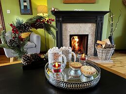 4 Bedroom Detached Farmhouse Mountain Views