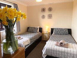 4 Bedroom Detached Farmhouse Mountain Views