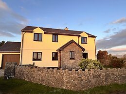 4 Bedroom Detached Farmhouse Mountain Views