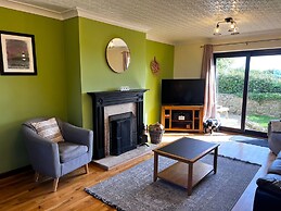 Detached Farmhouse 4 Bed/sleeps 9, Mountain Views!