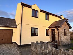 4 Bedroom Detached Farmhouse Mountain Views