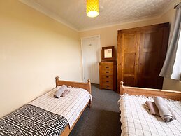 Detached Farmhouse 4 Bed/sleeps 9, Mountain Views!