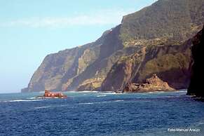 Lovely Sea View 3-bed House in p Delgada, Madeira