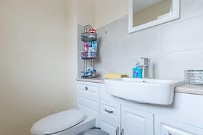 Modern 4 Bedroom Detached House in Cardiff