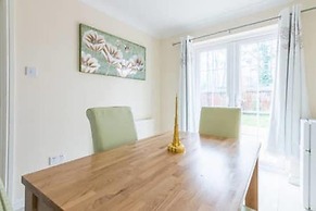 Modern 4 Bedroom Detached House in Cardiff