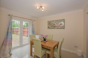 Modern 4 Bedroom Detached House in Cardiff