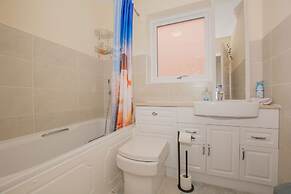 Modern 4 Bedroom Detached House in Cardiff