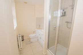 Modern 4 Bedroom Detached House in Cardiff