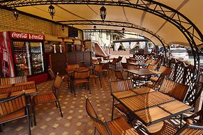 Leonidas Hotel