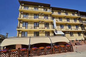 Leonidas Hotel