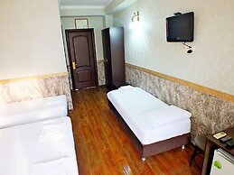 Leonidas Hotel