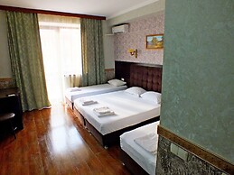 Leonidas Hotel